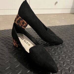 Anne Klein leopard heel black pumps 9